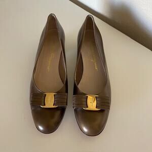 Salvatore Ferragamo Vara Bow Pump Taupe Leather‎ 1-1/4" Heel Women's 9.5M